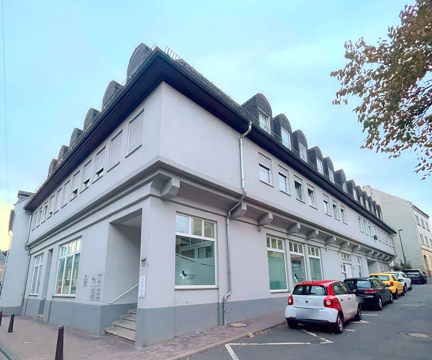 Das Eckgebäude Hauptstraße 102 in Oestrich-Winkel, in dem sich die Praxis Aura Aesthetic befindet